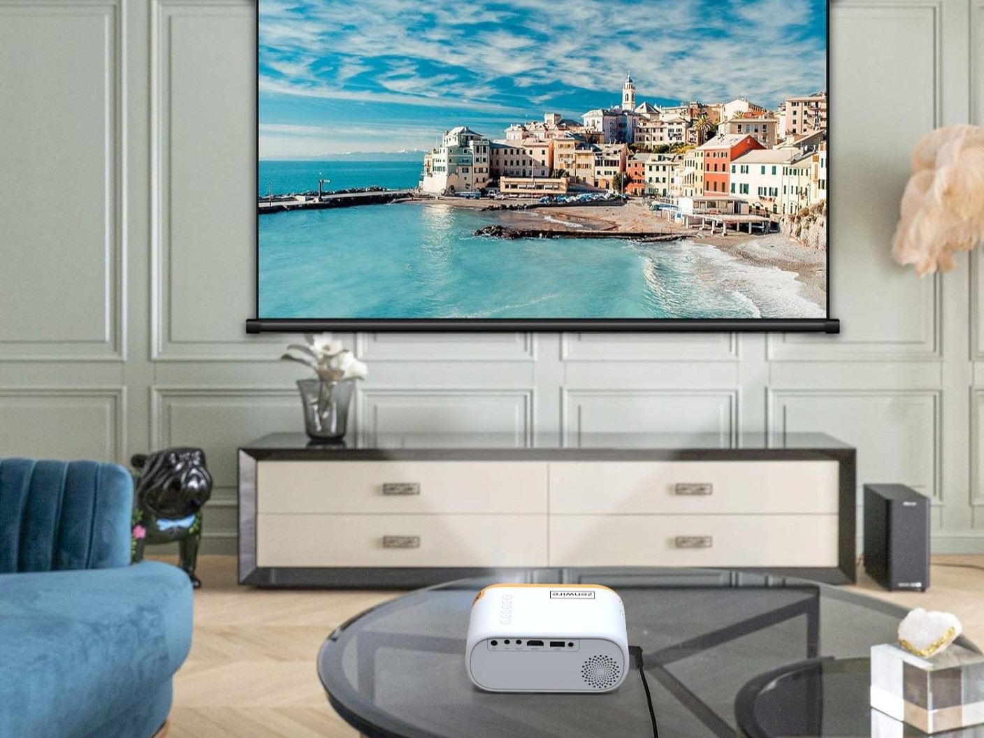 projektor wyświetlający obraz na ścianie